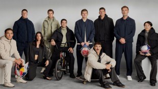 Österreichs Tennis-Hoffnung Joel Schwärzler (4. v. li.) stand in Madrid mit mehreren Sportikonen ...