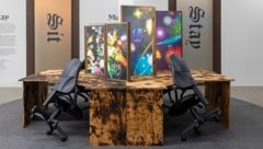 In „Come, Sit, Stay“ interagiert die Künstlerin Miao Ying mit digitalen Welten