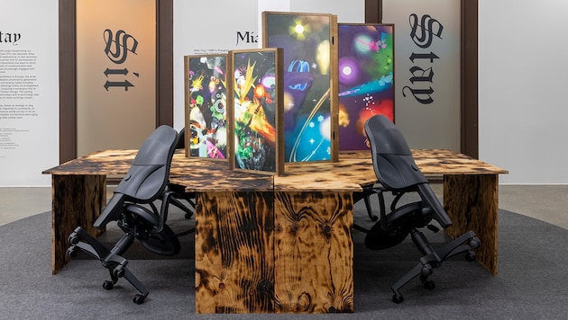 In „Come, Sit, Stay“ interagiert die Künstlerin Miao Ying mit digitalen Welten