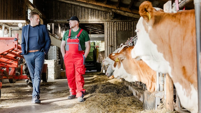 Umweltlandesrat Stefan Kaineder im Gespräch mit Herwig Kerschbaummayr auf dessen Hof in Sandl.