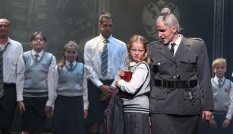 Valerie Kloiber, eine von drei Matilda-Darstellerinnen, und Gernot Romic als tyrannische ...