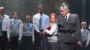 Valerie Kloiber, eine von drei Matilda-Darstellerinnen, und Gernot Romic als tyrannische ...