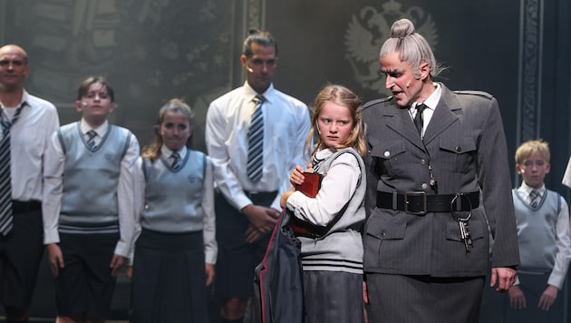 Valerie Kloiber, eine von drei Matilda-Darstellerinnen, und Gernot Romic als tyrannische ...