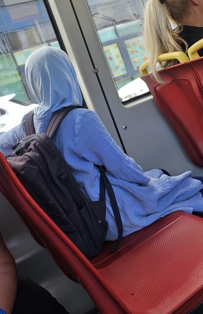 Mädchen unter 14 müssen das Kopftuch in der Schule abnehmen. Danach setzen sie es wieder auf.