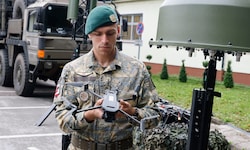 Oberleutnant Paul G. bei der Präsentation des Drohnenabwehrsystems 