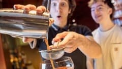 Entertainment: Flairbarkeepen ist eines der Highlights an der Höheren Tourismusschule und ...