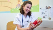 Kinderärztin Claudia Arnreiter mit einem Energydrink