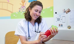 Kinderärztin Claudia Arnreiter mit einem Energydrink