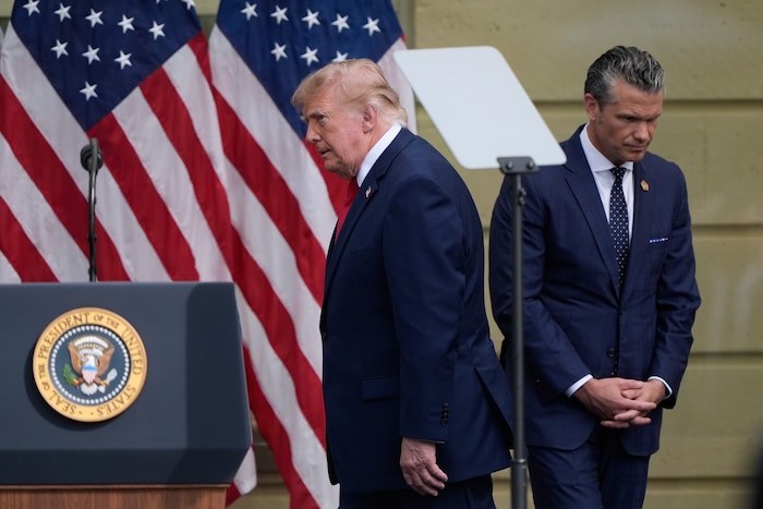 US-Präsident Donald Trump (links) und US-Verteidigungsminister Pete Hegseth (rechts)