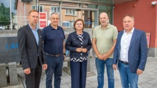 Klage gegen das Land. Im Bild: Vertreter aller Fraktionen des Gemeinderates Gmünd  mit ...