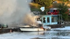 Das Feuer bedrohte auch bereits die Tankstelle. Das Motorboot musste an Land gezogen werden, um ...
