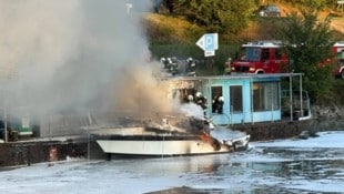 Das Feuer bedrohte auch bereits die Tankstelle. Das Motorboot musste an Land gezogen werden, um ...