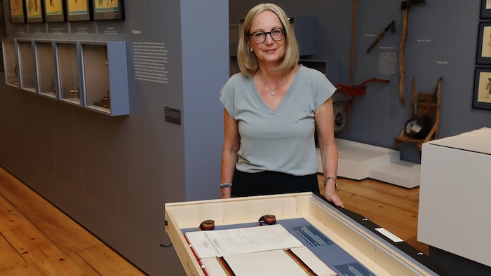 Barbara Müller, Leiterin des Erzherzog Johann Museums, freut sich über die Leihgabe der Familie ...