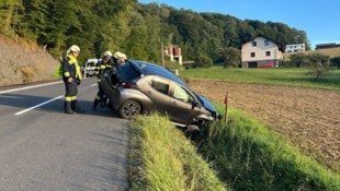 Die Feuerwehr konnte das Auto schließlich bergen.