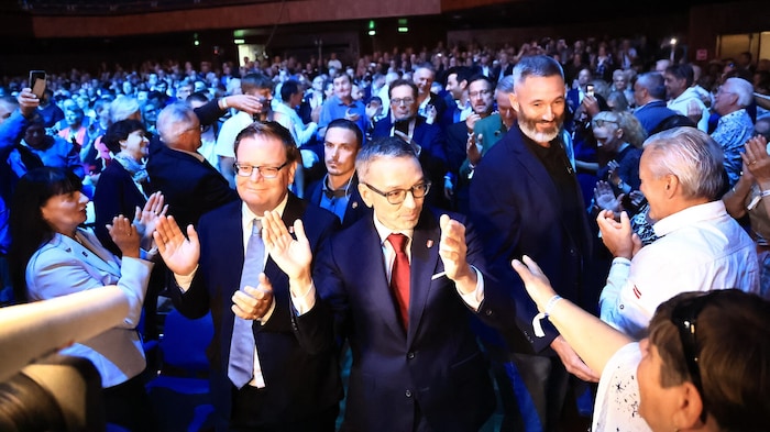 Herbert Kickl beim Einzug mit Tirols FPÖ-Landesparteichef Markus Abwerzger (li.)