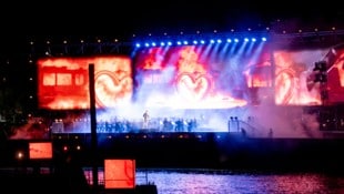 Klangwolke in Linz: Das Schiff auf der Donau mit dem Bruckner Orchester unter der Leitung von ...