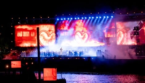 Klangwolke in Linz: Das Schiff auf der Donau mit dem Bruckner Orchester unter der Leitung von ...