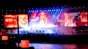 Klangwolke in Linz: Das Schiff auf der Donau mit dem Bruckner Orchester unter der Leitung von ...