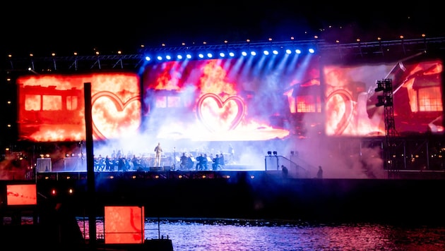 Klangwolke in Linz: Das Schiff auf der Donau mit dem Bruckner Orchester unter der Leitung von ...