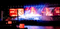 Klangwolke in Linz: Das Schiff auf der Donau mit dem Bruckner Orchester unter der Leitung von ...