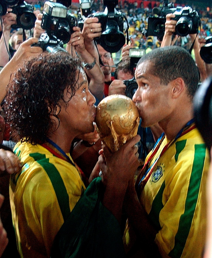 2002 durfte Ronaldinho mit Rivaldo (re.) den gewonnenen WM-Pokal abbusseln