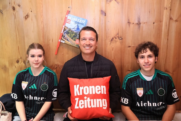 MPreis-GF Ingo Panknin (Mitte) kam in Begleitung von den beiden Lehrlingen Emelie Müller und ...