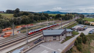 Der in die Jahre gekommene Bahnhof der Flachgauer Gemeinde wird umfassend modernisiert.