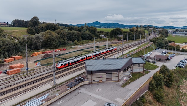 Der in die Jahre gekommene Bahnhof der Flachgauer Gemeinde wird umfassend modernisiert.