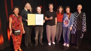Kulturstadträtin Claudia Unger übergab den „Rüssel“ an das Planetenparty Prinzip und Theater am ...