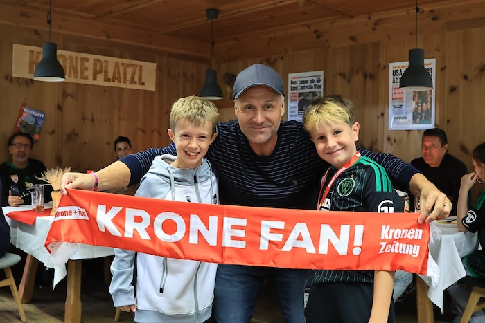 Ex-Kicker Roland Kirchler mit Manoel Angermann (re.) und Noah Haider.