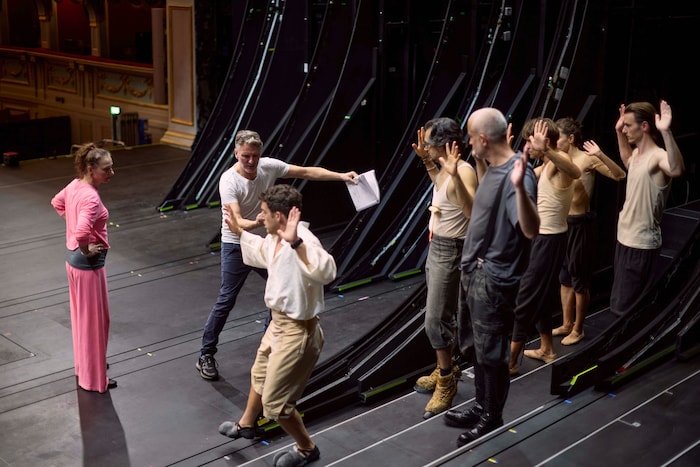 Stefan Herheim beim den Proben mit dem Ensemble im Theater an der Wien.
