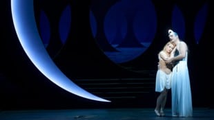 Sie wird letztlich zum Bären: „Calisto“ Vera-Lotte Boecker mit Milan Siljanov (Giove).
