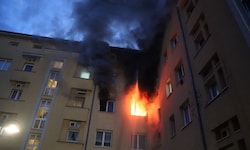 Der spektakuläre Wohnungsbrand war im 2. Obergeschoß in der Bethlehemstraße 9a ausgebrochen.