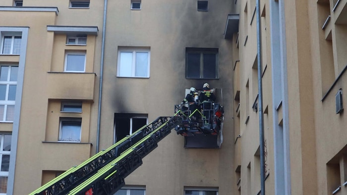 Die Berufsfeuerwehr benötigte eine Drehleiter.