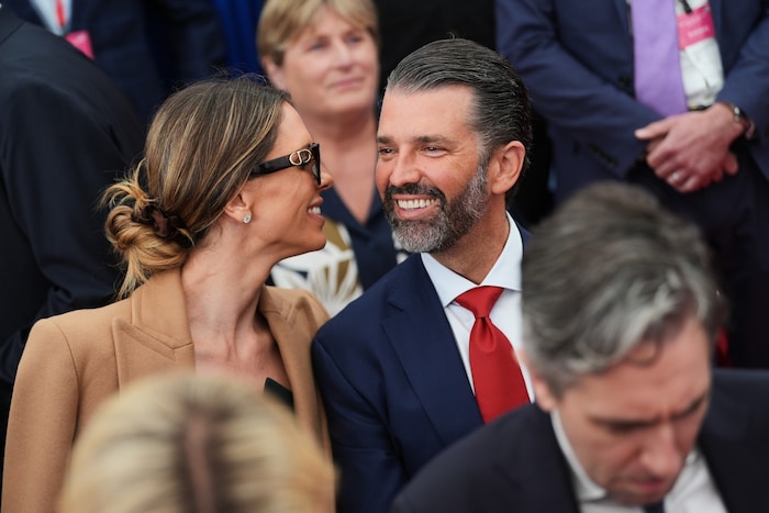 Donald Trump Jr. unterhält sich mit seiner Frau Bettina, während das Paar auf die Ansprache von ...