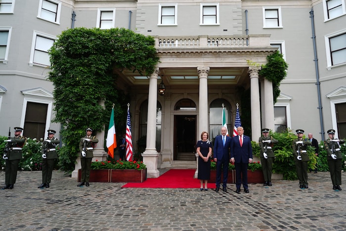 Irlands Premierminister Micheál Martin (rechts) und seine Frau Mary O‘Shea begrüßen US-Präsident ...