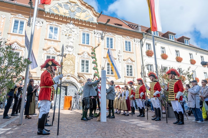 Die Marktfreyung wird alljährlich 14 Tage vor Beginn des Wiesenmarktes aufgestellt.
