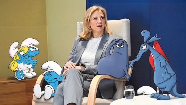 Beate Meinl-Reisinger in verdächtiger Gesellschaft mit Schlümpfen, dem blauen Barbarix und der ...