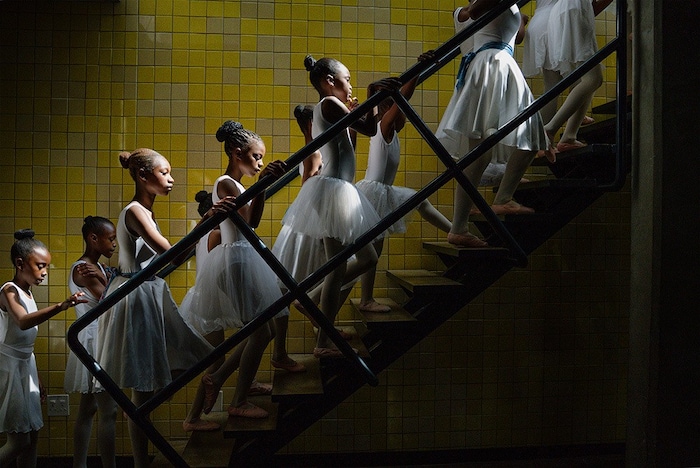 Junge Ballettschülerinnen in Soweto vor ihrem Auftritt.