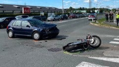 Auto und Motorrad stießen frontal zusammen.