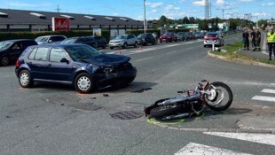 Auto und Motorrad stießen frontal zusammen.