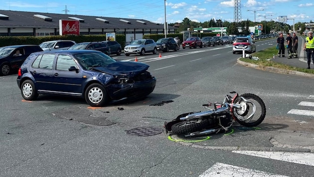Auto und Motorrad stießen frontal zusammen.