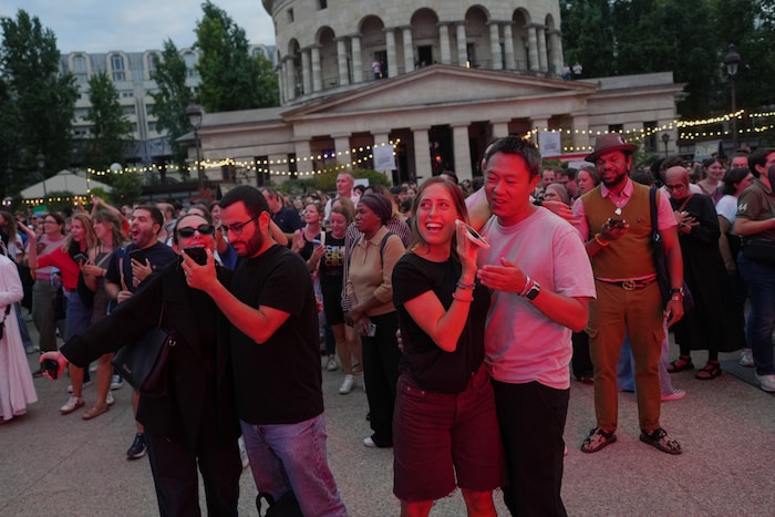 Am Abend vor ihrem Konzert feiern Dions Fans bei einem Karaoke-Event.
