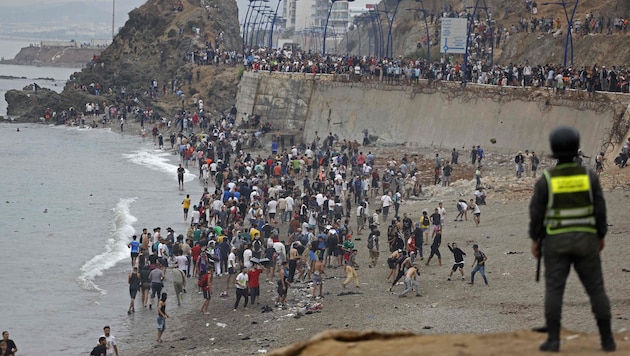Der massive Migrantenansturm auf die spanische Exklave Ceuta ereignete sich Ende Juli. Innerhalb ...