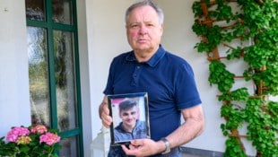 FOTOKERSCHI / WERNER KERSCHBAUMM Vater Heribert W. mit einem Foto seines Sohnes Martin, der nur 27 Jahre alt wurde.
