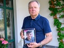 Vater Heribert W. mit einem Foto seines Sohnes Martin, der nur 27 Jahre alt wurde.