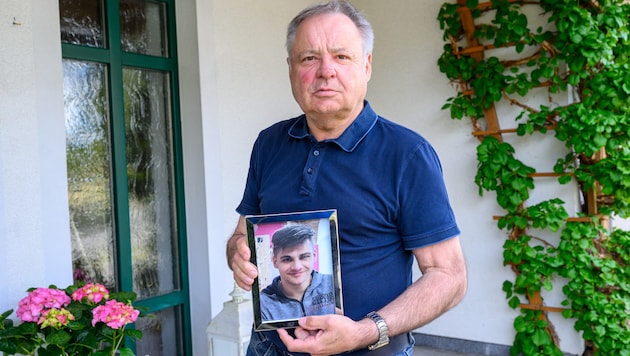 Vater Heribert W. mit einem Foto seines Sohnes Martin, der nur 27 Jahre alt wurde.