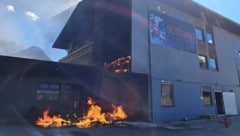 Ein Fassadenbrand in einem ehemaligen Bordell in Reutte in Tirol sorgte für einen Großeinsatz ...