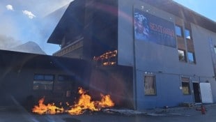Ein Fassadenbrand in einem ehemaligen Bordell in Reutte in Tirol sorgte für einen Großeinsatz ...