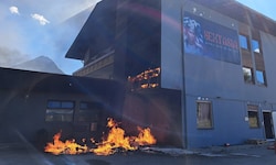 Ein Fassadenbrand in einem ehemaligen Bordell in Reutte in Tirol sorgte für einen Großeinsatz ...
